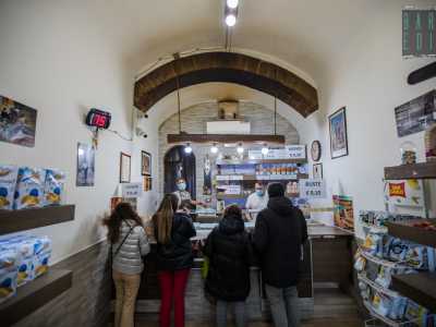 ...ci ritroviamo all�interno di un piccolo ed essenziale locale dominato dal bancone...